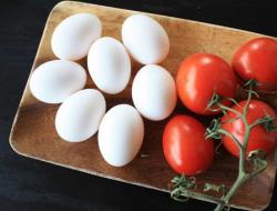 Шакшука — жареные помидоры с яйцами