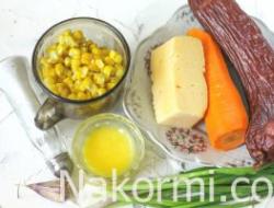 Салат с копченой колбасой и кукурузой Салат из сыра колбасы и кукурузой